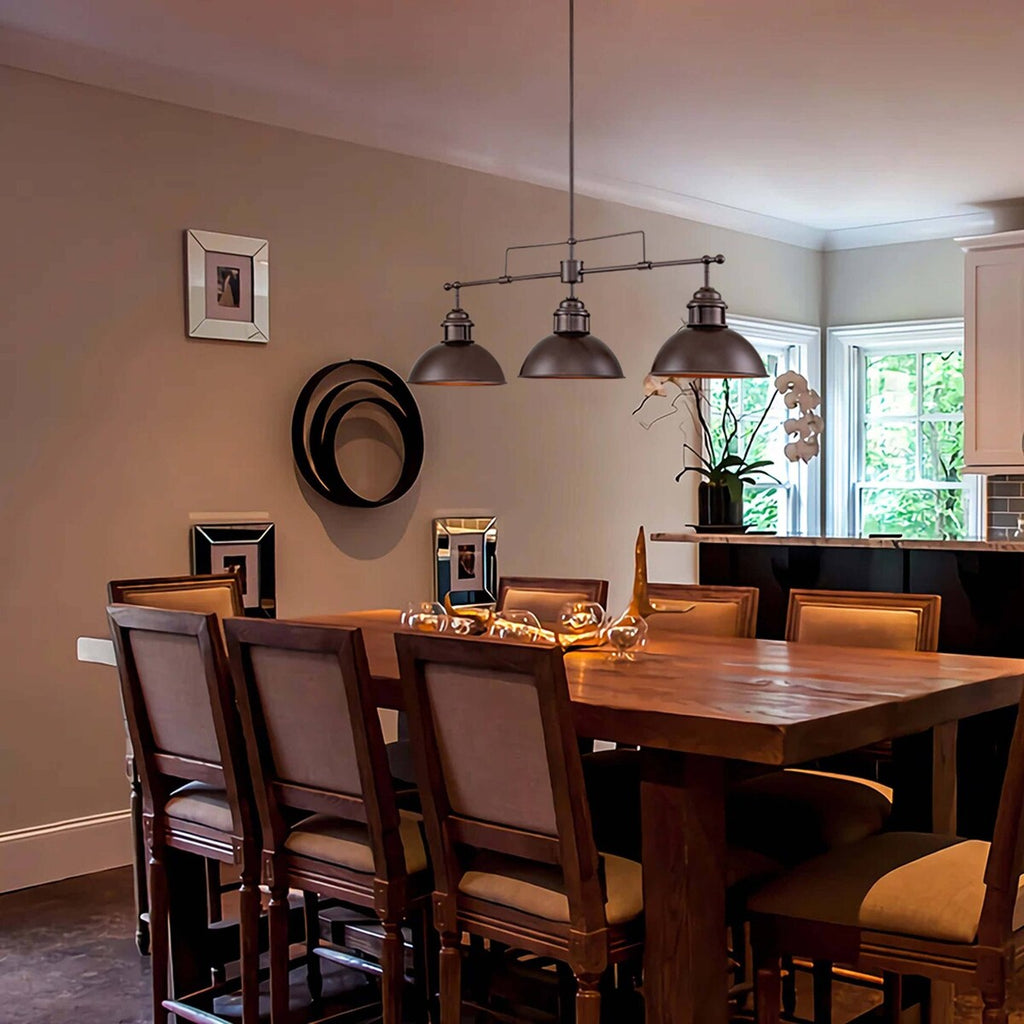 Suspension à trois lumières de style industriel/ferme, en métal, finition bronze huilé, pour îlot de cuisine.