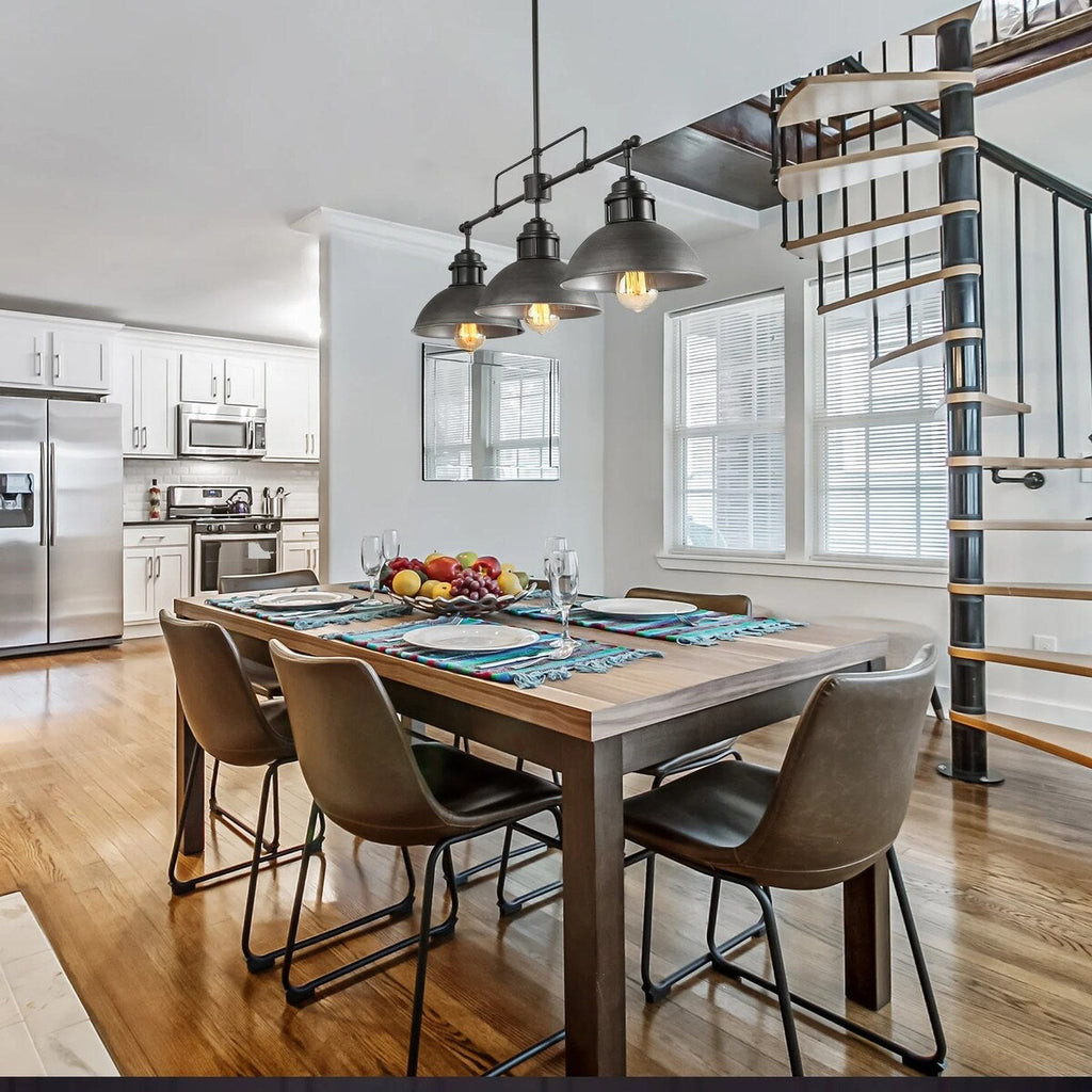 Suspension à trois lumières de style industriel/ferme, en métal, finition bronze huilé, pour îlot de cuisine.