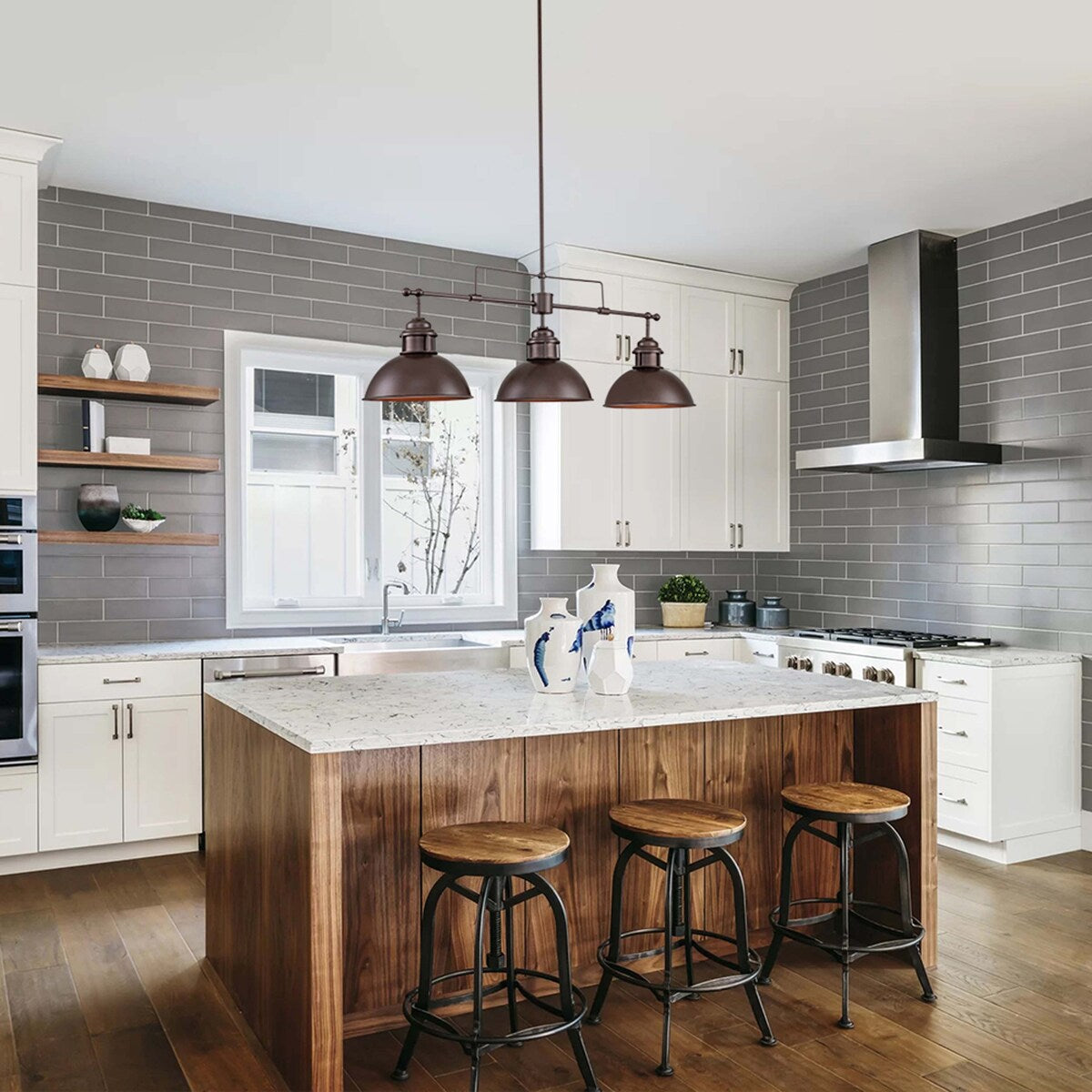 Suspension à trois lumières de style industriel/ferme, en métal, finition bronze huilé, pour îlot de cuisine.