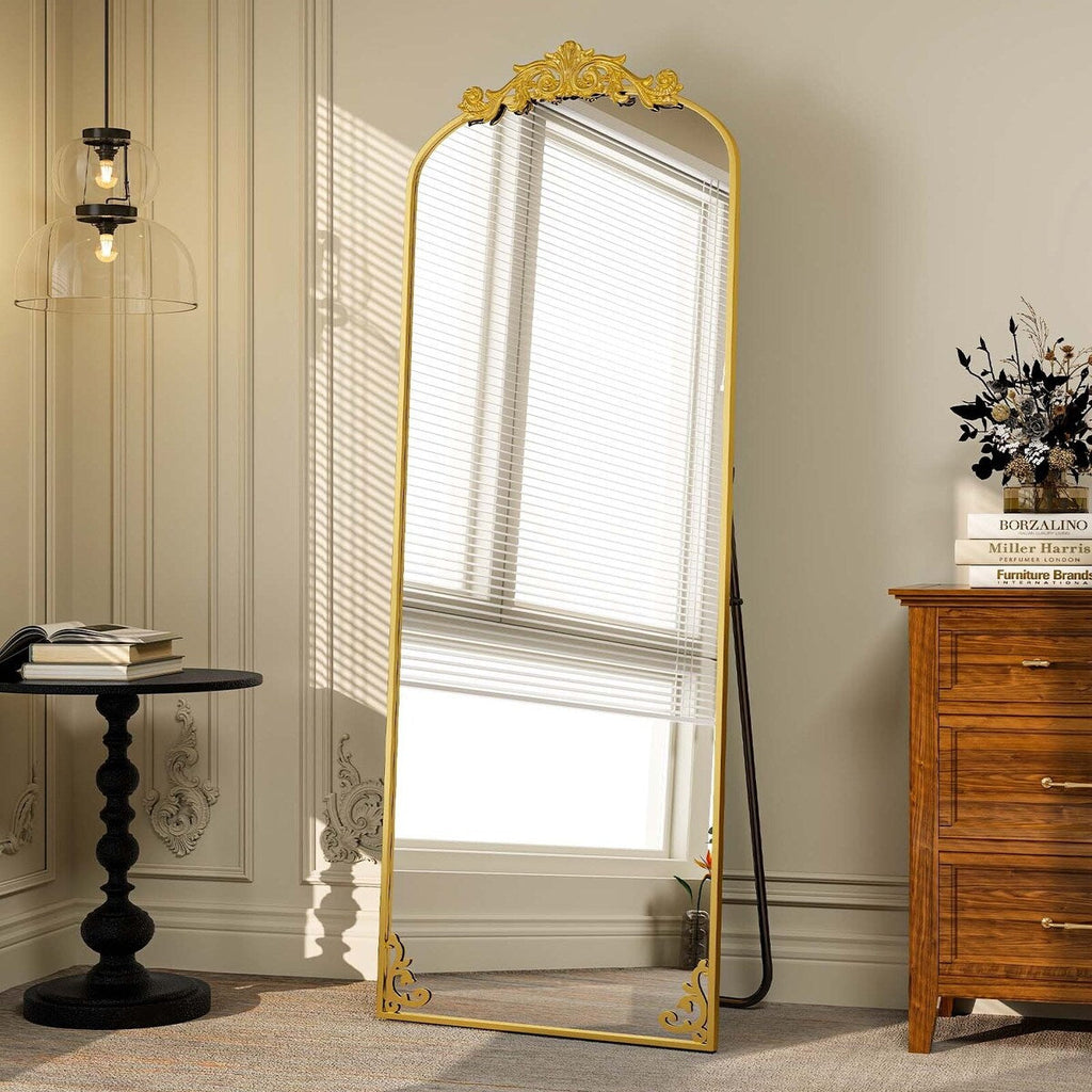 Miroir sur pied arqué à motif floral baroque