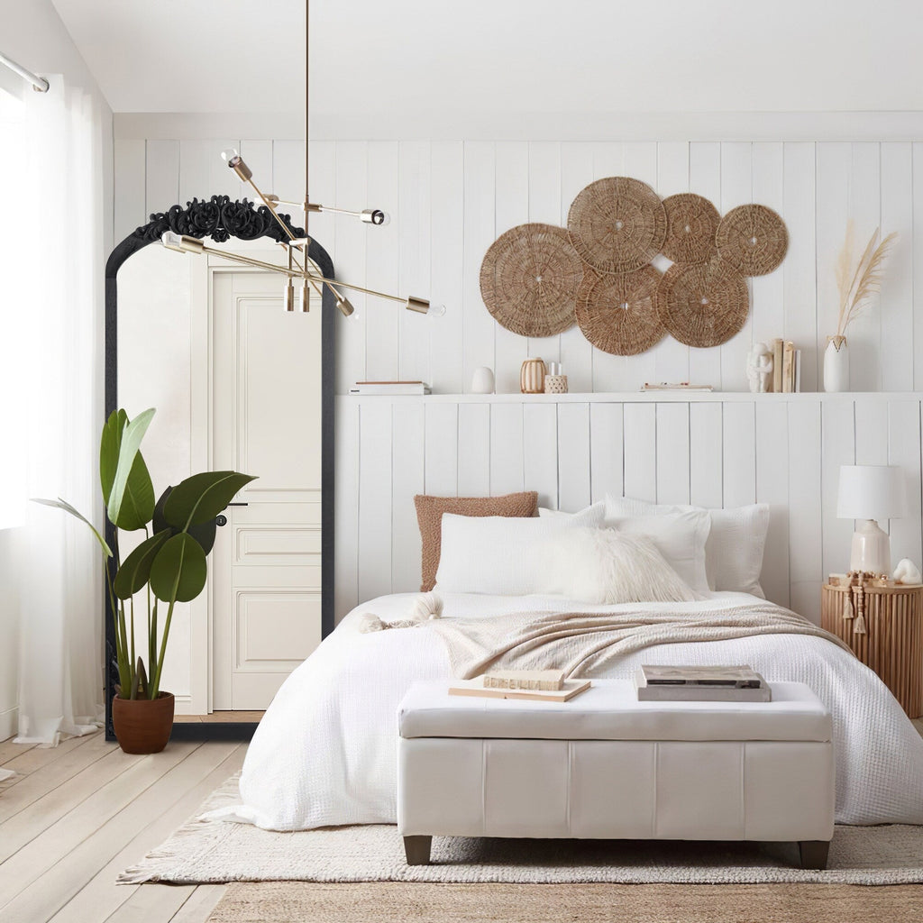 Miroir sur pied arqué en bois massif sculpté