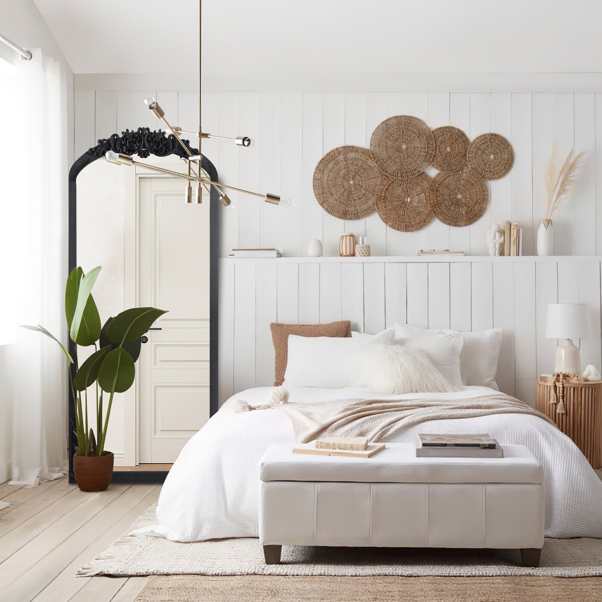 Miroir sur pied arqué en bois massif sculpté