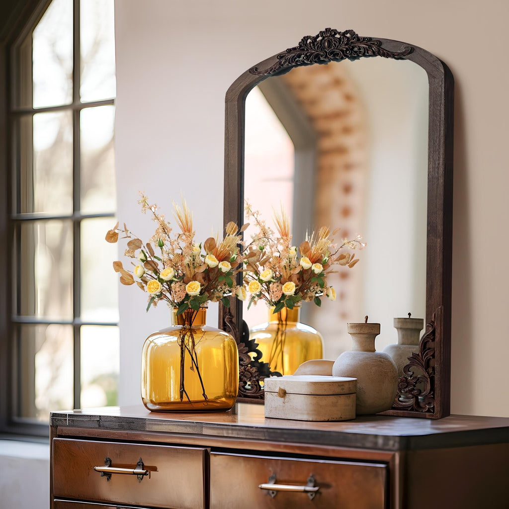 Miroir sur pied arqué en bois massif sculpté