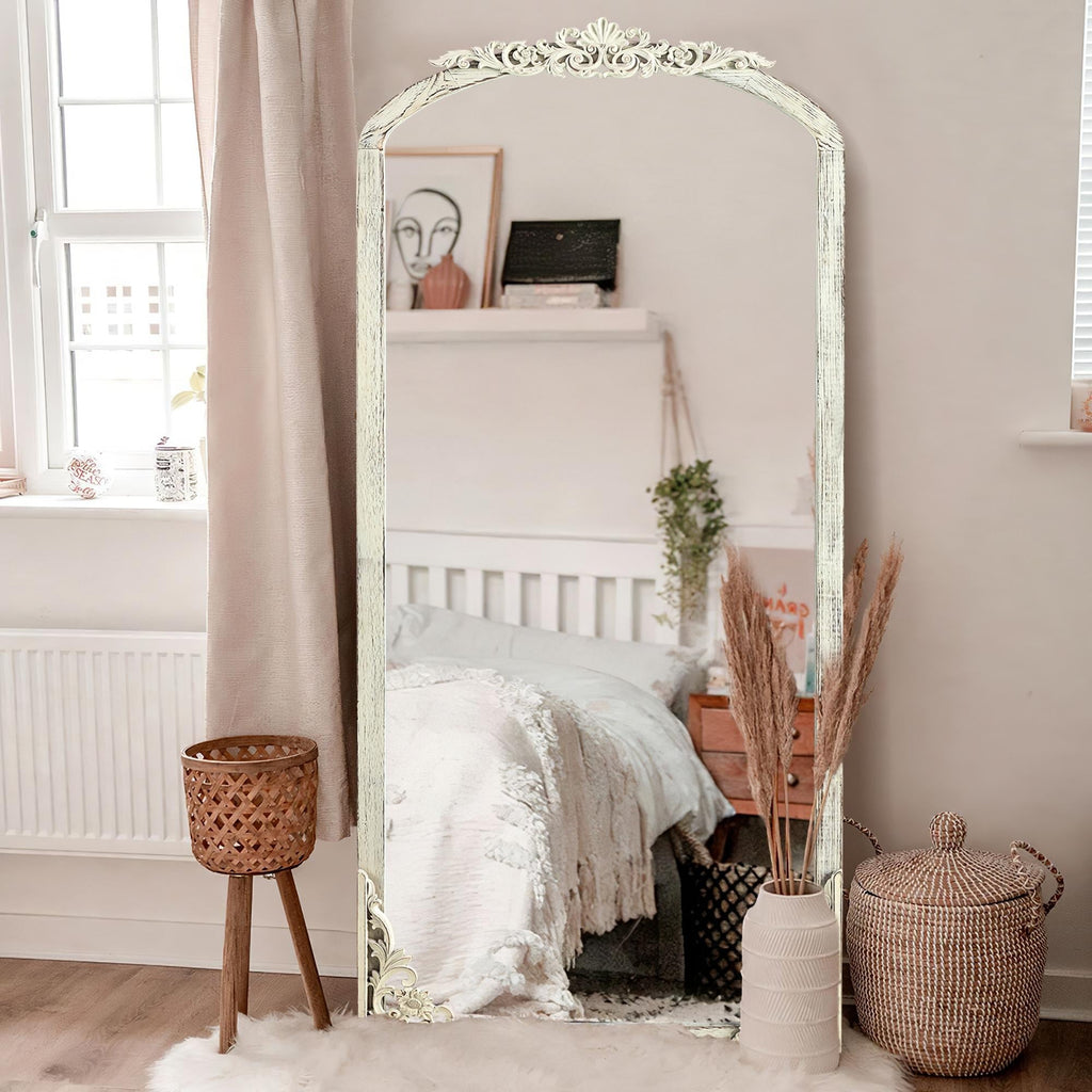 Miroir sur pied arqué en bois massif sculpté