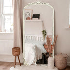 Miroir sur pied arqué en bois massif sculpté