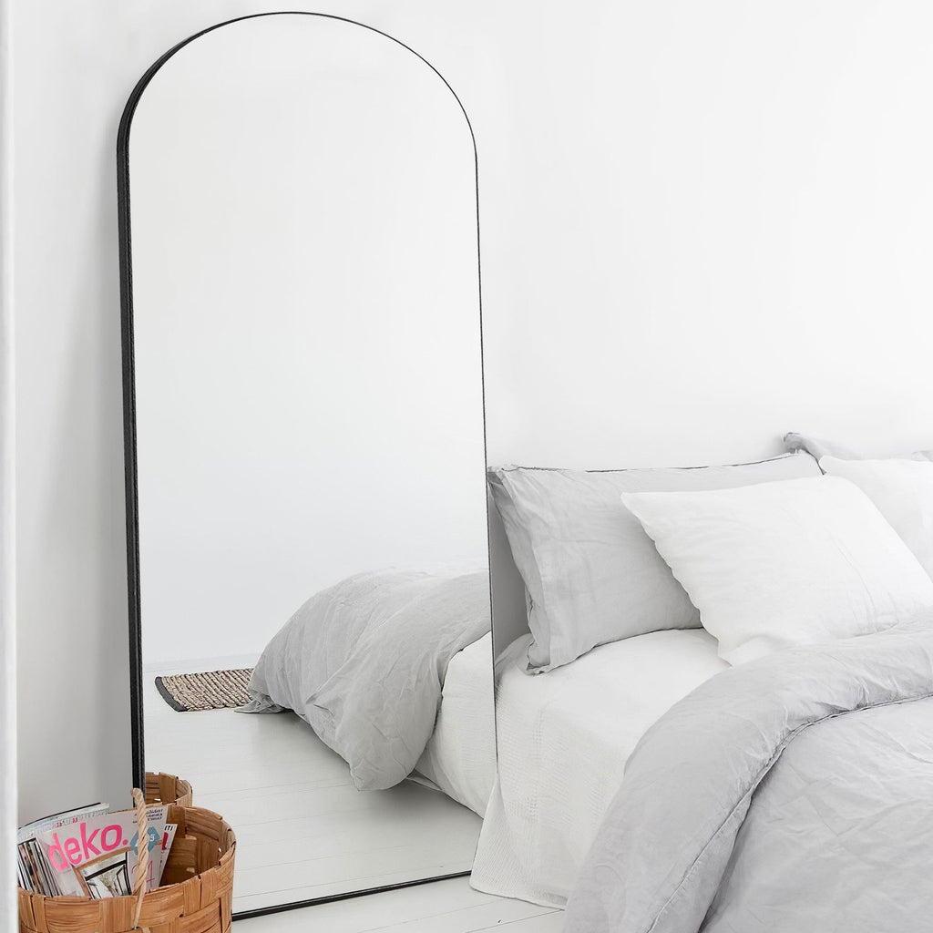 Miroir arqué moderne sur pied