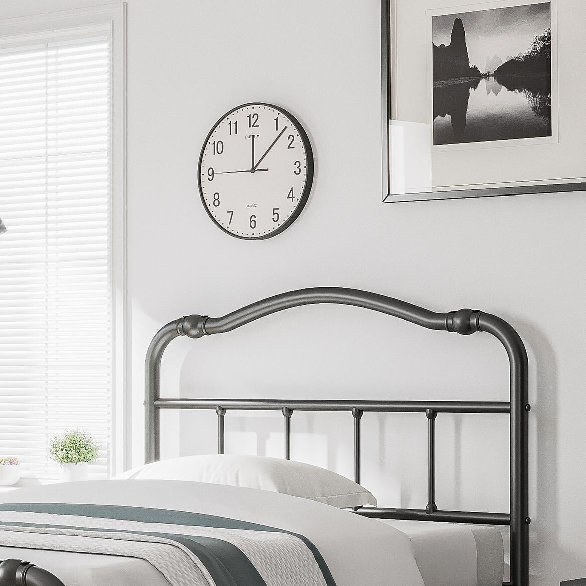 Cadre de lit en métal robuste de 35,5 cm de haut, style vintage, supporte jusqu'à 1134 kg, montage facile et silencieux.