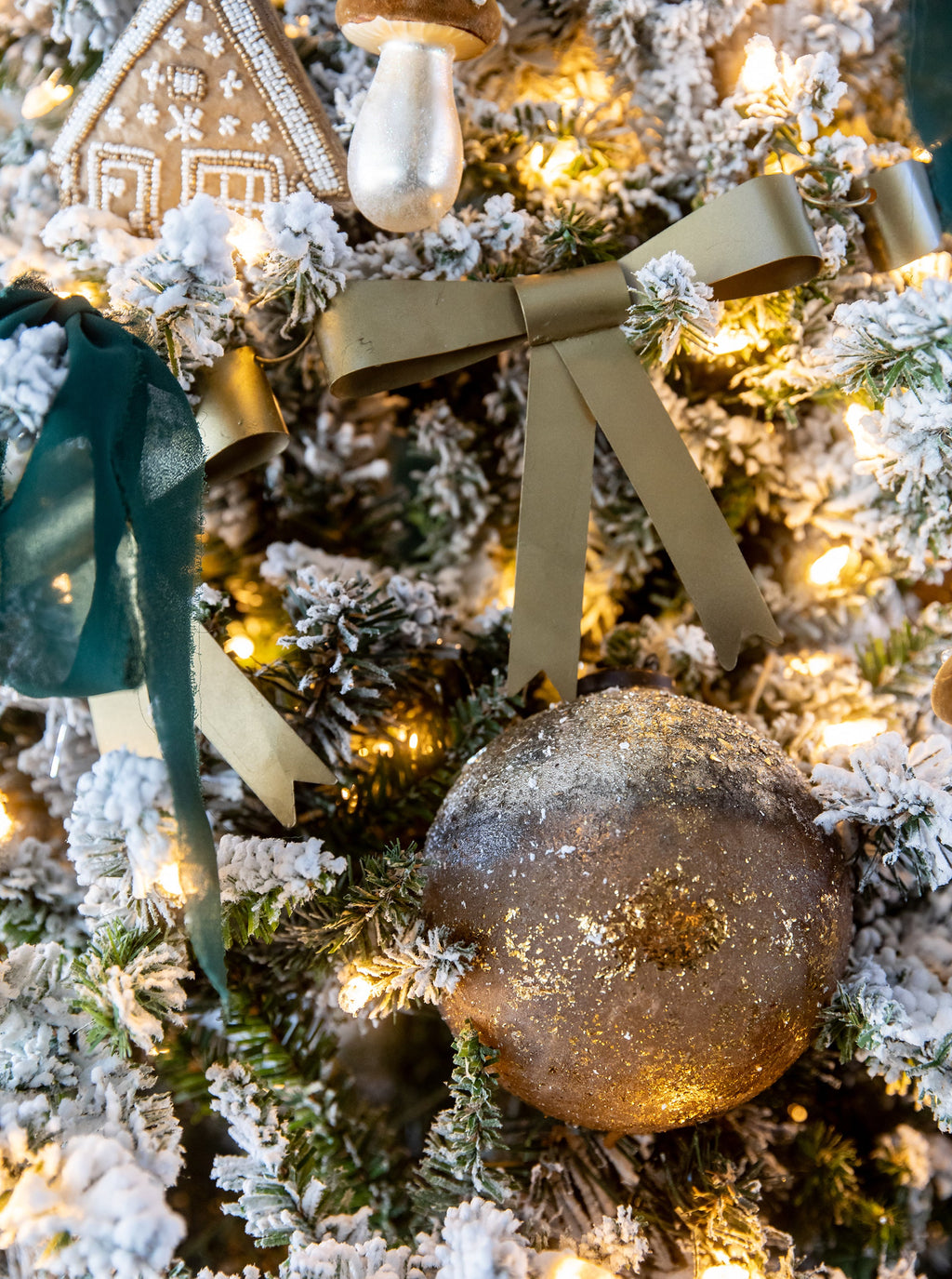 Ornement en bronze texturé