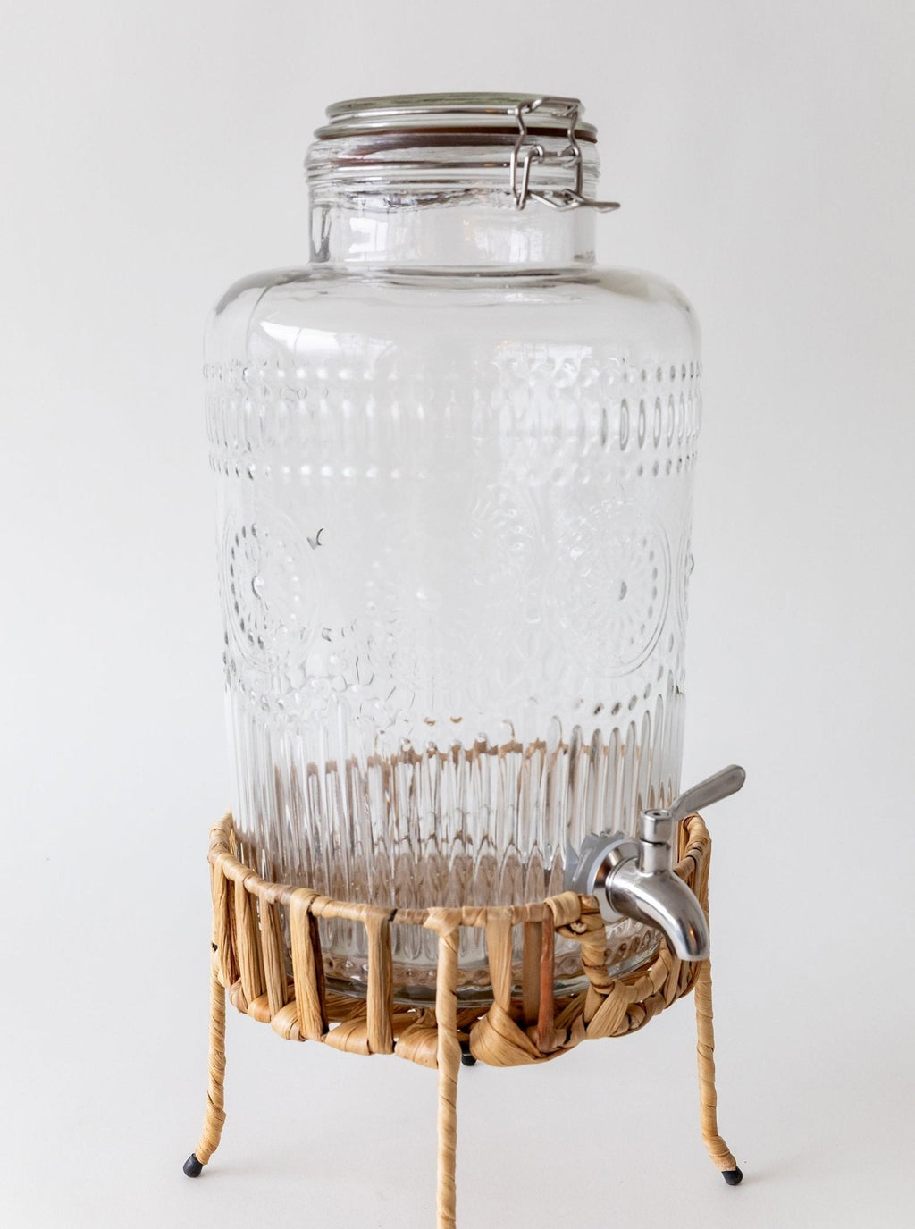 Distributeur de boissons et socle en osier