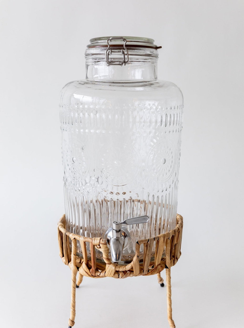 Distributeur de boissons et socle en osier