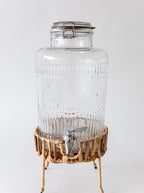 Distributeur de boissons et socle en osier