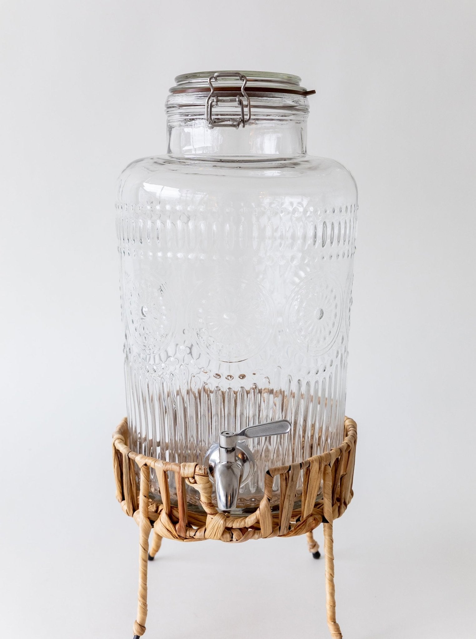 Distributeur de boissons et socle en osier