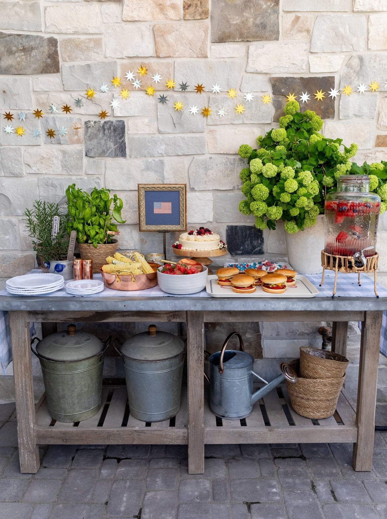Distributeur de boissons et socle en osier