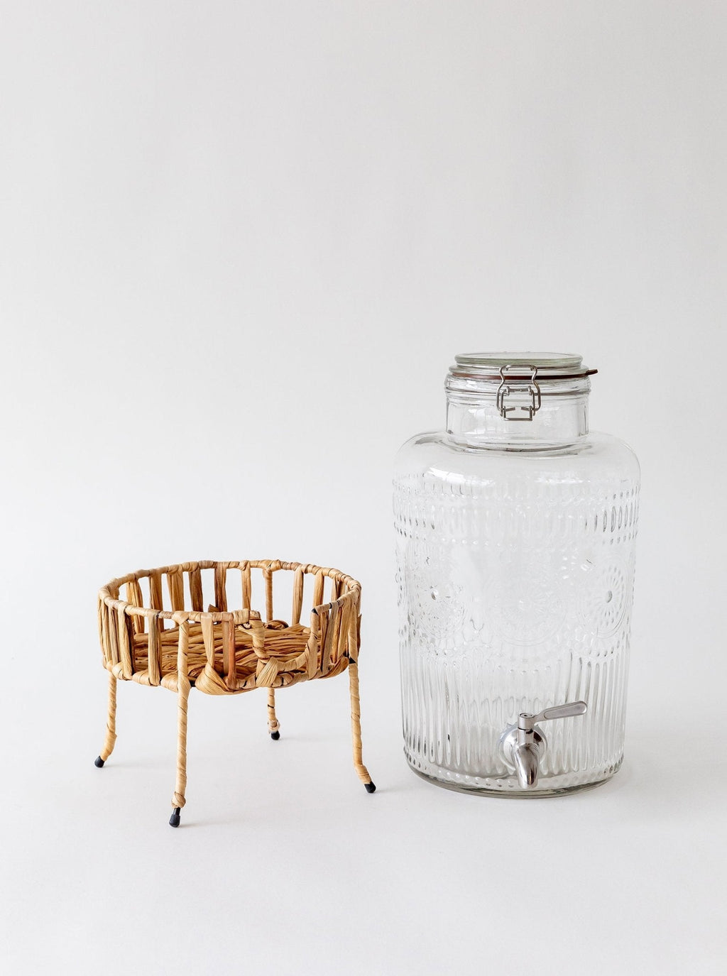 Distributeur de boissons et socle en osier