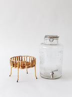 Distributeur de boissons et socle en osier