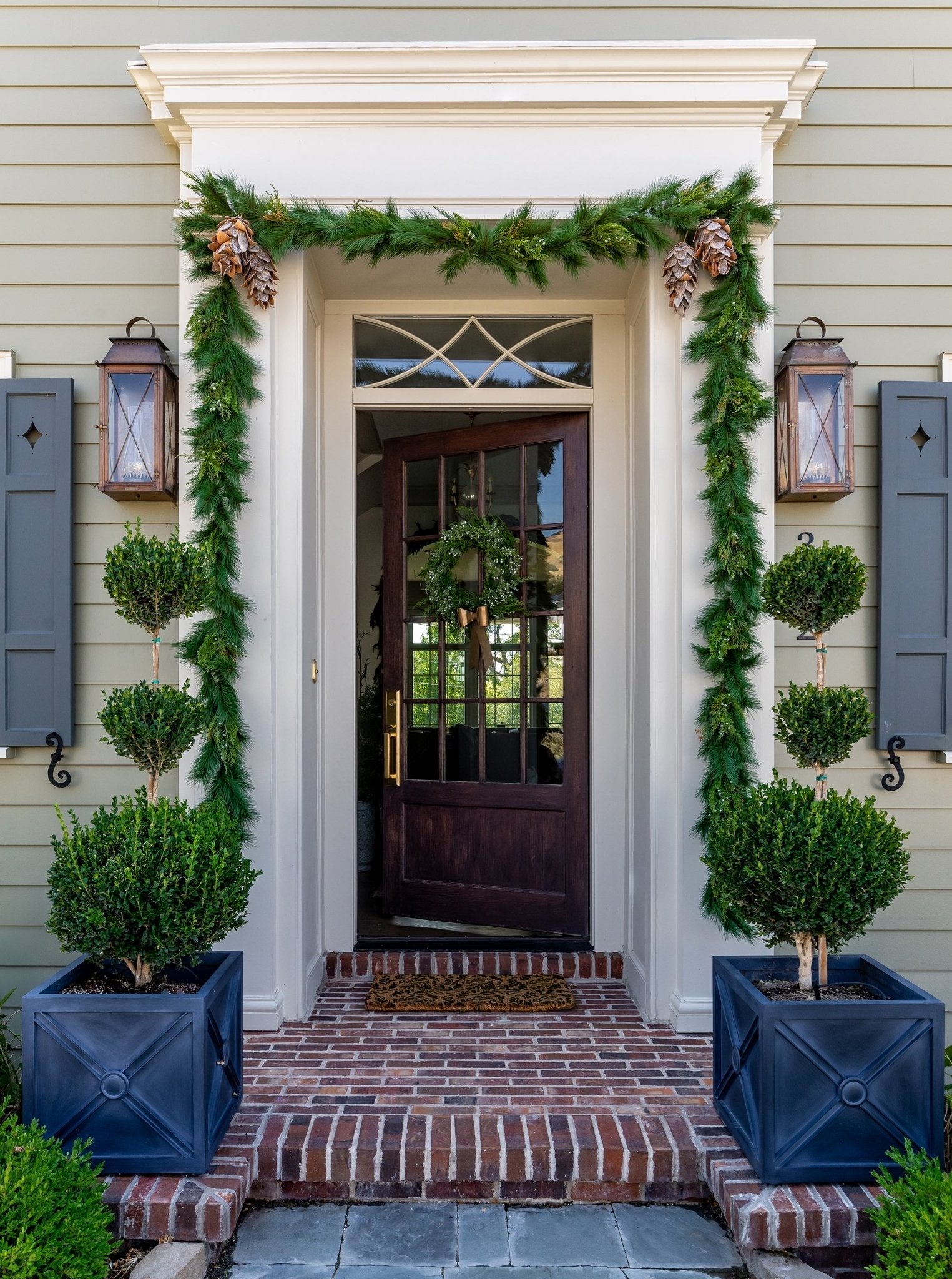 Ornement en écorce de bouleau et pomme de pin