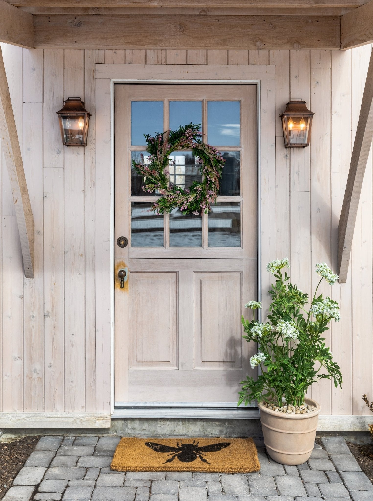 Couronne de baies roses artificielles