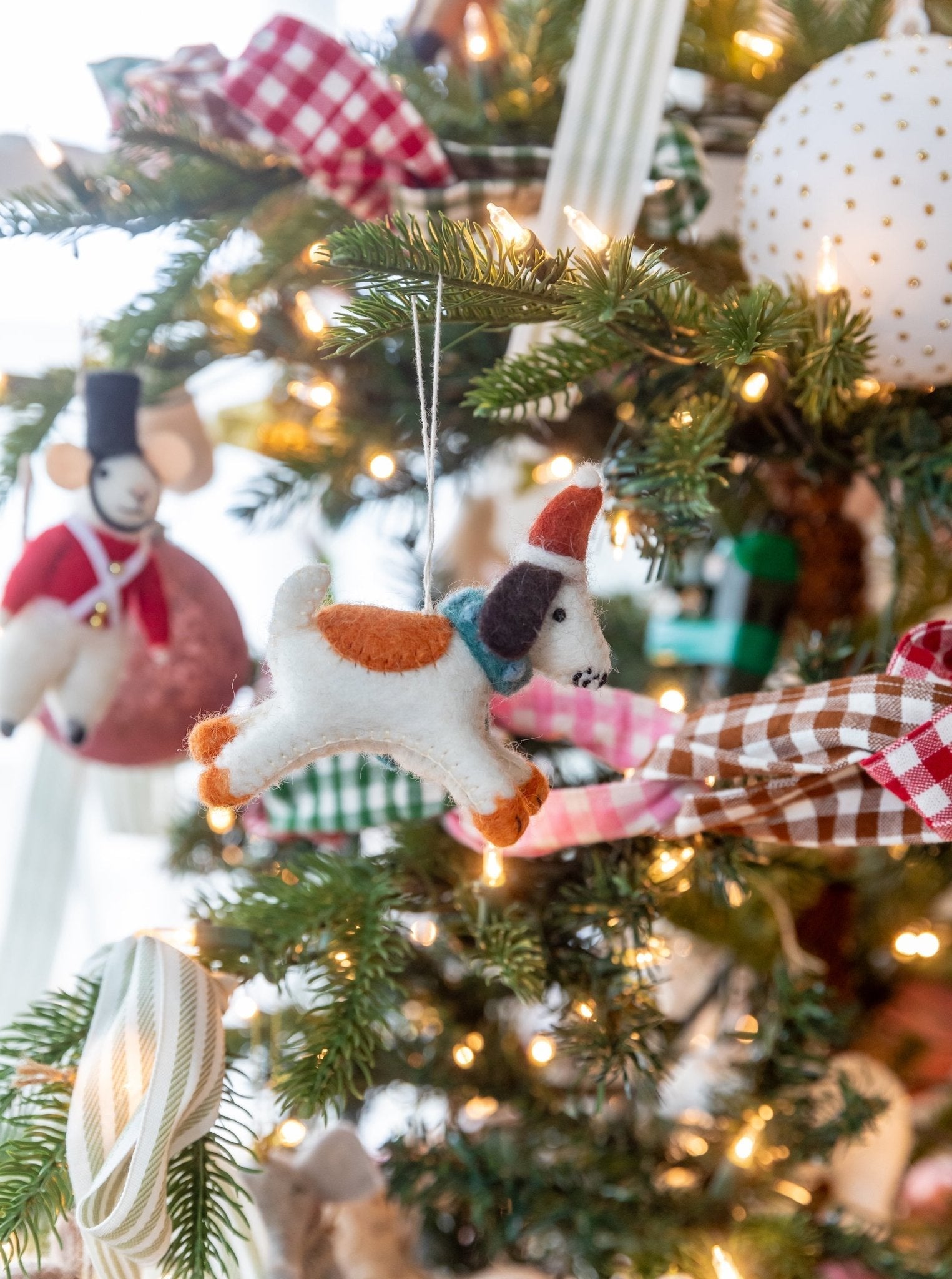 Ornement en feutre représentant un terrier
