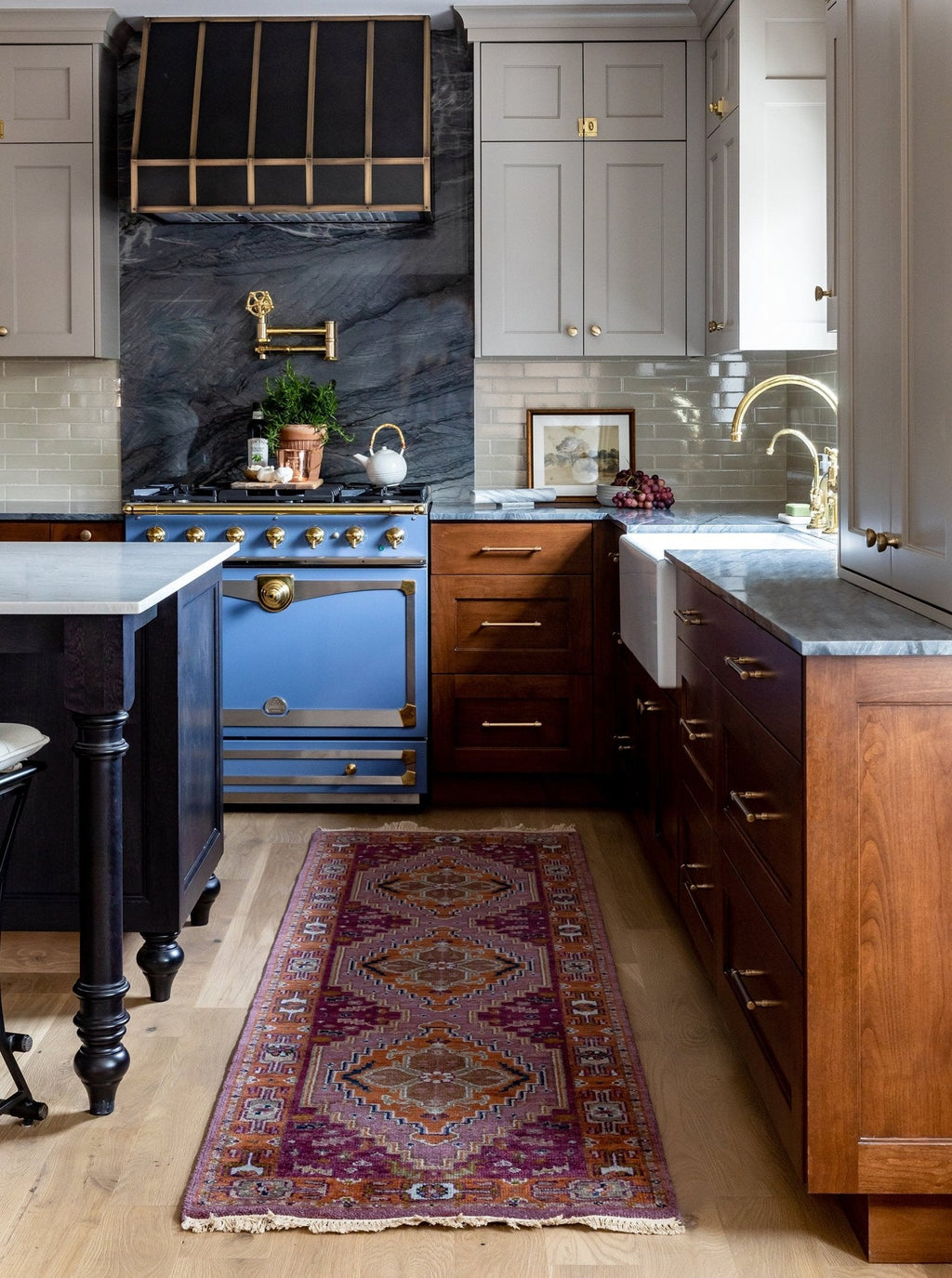 Échantillon de tapis en laine de Nouvelle-Zélande noué à la main de Lagos, dans une palette de couleurs prune, lavande et taupe.