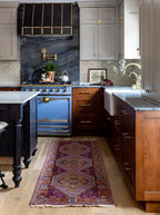 Échantillon de tapis en laine de Nouvelle-Zélande noué à la main de Lagos, dans une palette de couleurs prune, lavande et taupe.