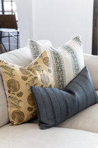 Coussin Leona à motif floral sur base en chanvre