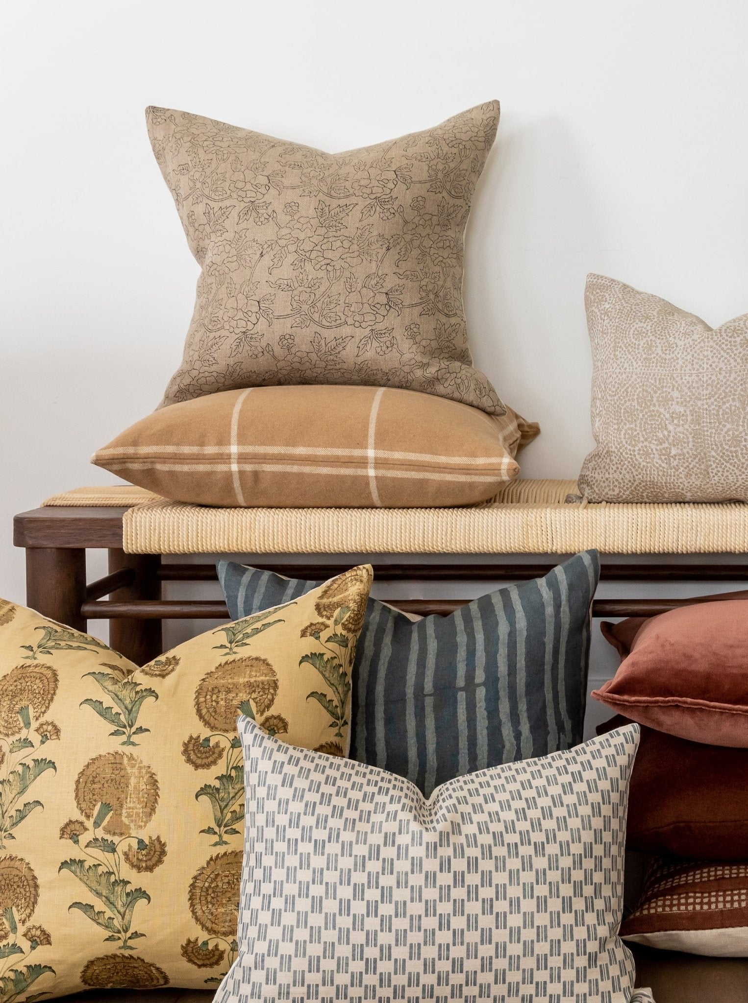 Coussin Leona à motif floral sur base en chanvre