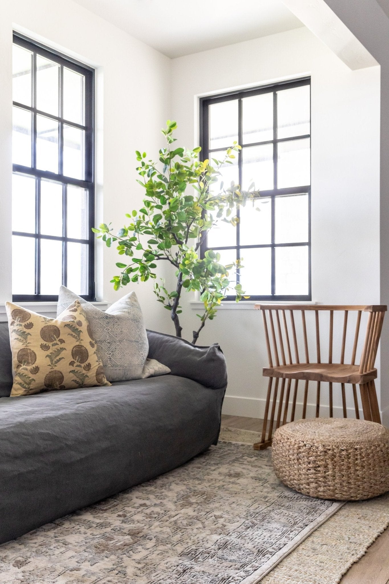Coussin Leona à motif floral sur base en chanvre