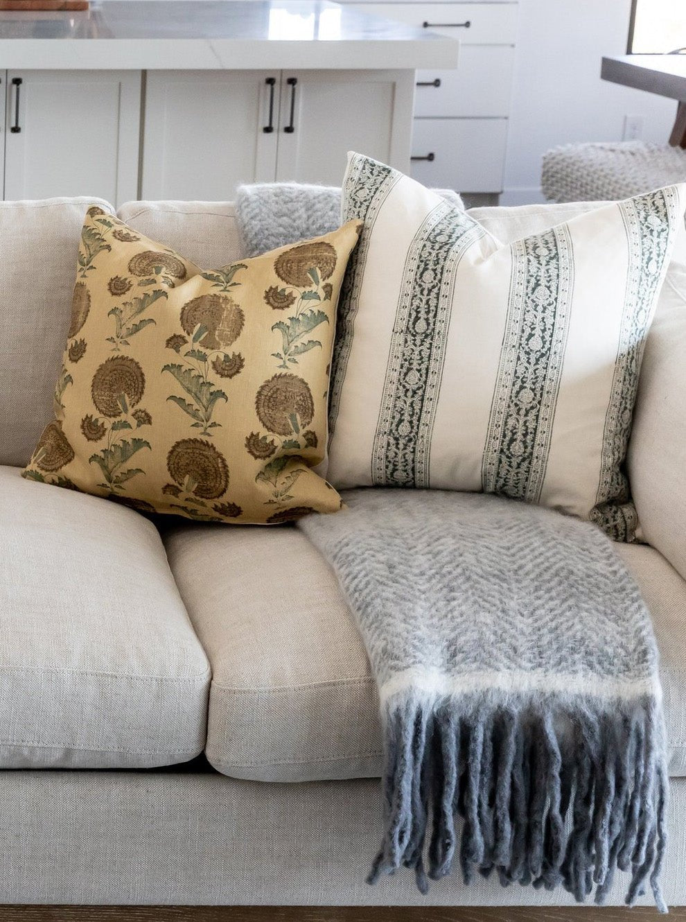 Coussin Leona à motif floral sur base en chanvre