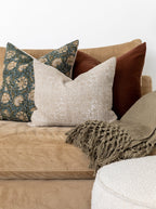 Coussin Lisbeth à motif imprimé à blocs de quatre couleurs dans des tons bleu vif, vert et jaune