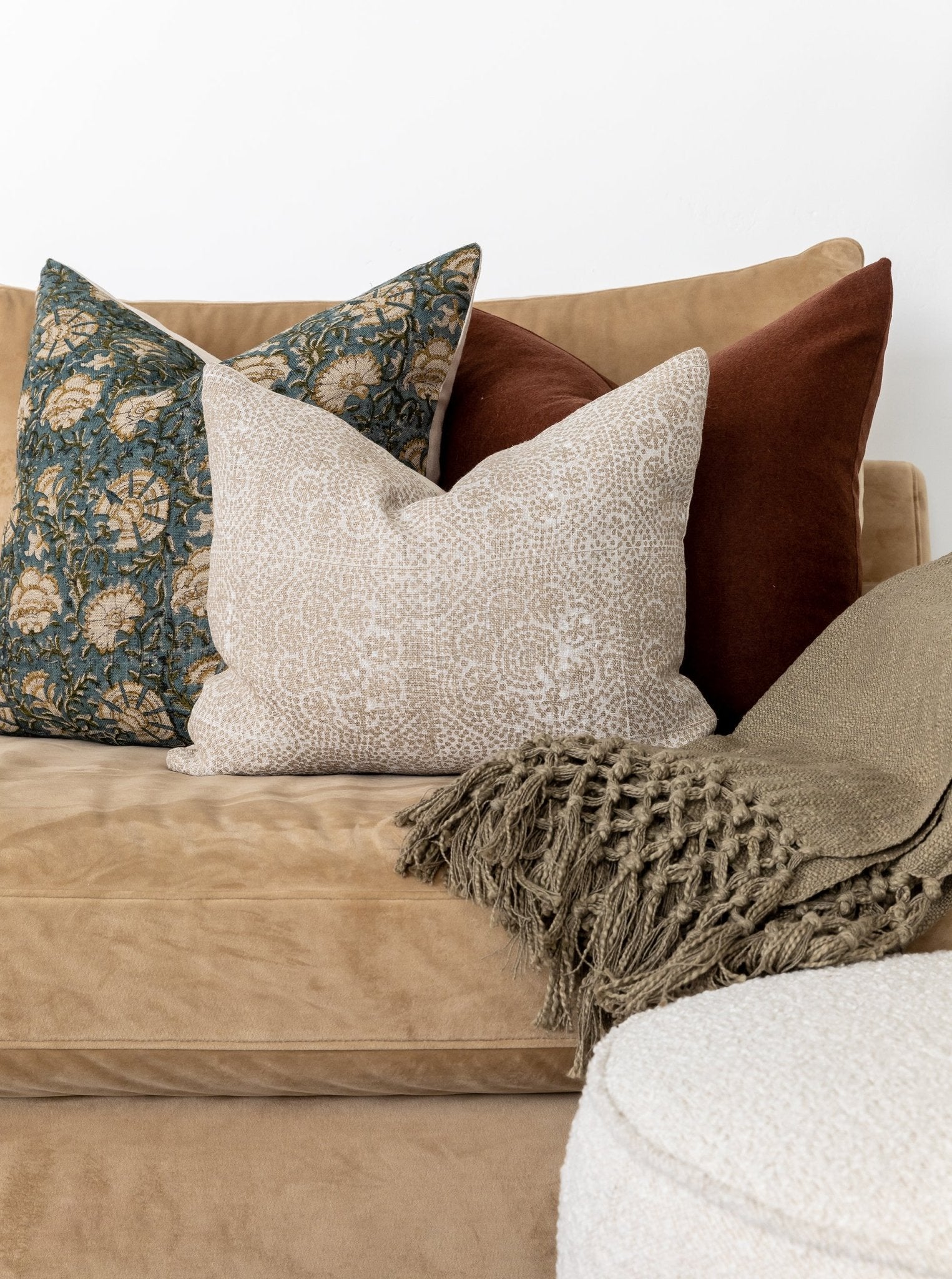 Coussin Lisbeth à motif imprimé à blocs de quatre couleurs dans des tons bleu vif, vert et jaune