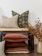 Coussin Lisbeth à motif imprimé à blocs de quatre couleurs dans des tons bleu vif, vert et jaune