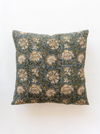 Coussin Lisbeth à motif imprimé à blocs de quatre couleurs dans des tons bleu vif, vert et jaune