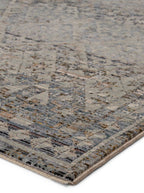 Échantillon de tapis Loren à motif tribal losanges dans les tons beige, gris et rose poudré avec des touches de noir vieilli