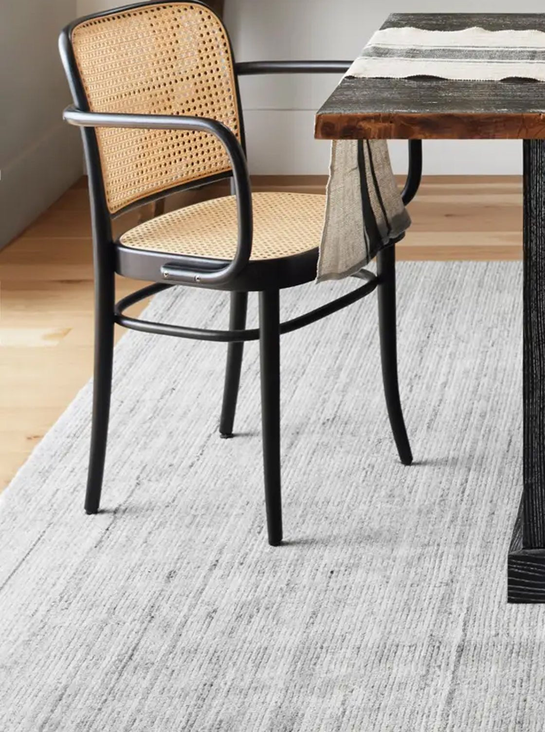 Échantillon de tapis d'intérieur/extérieur Lucerne à motif ivoire chiné et gris anthracite