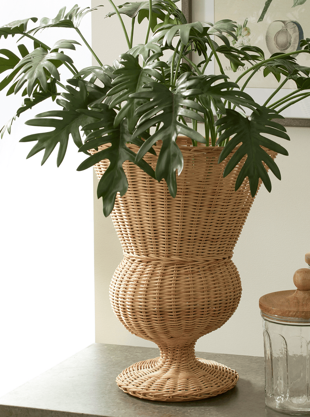 Urne sur pied en rotin