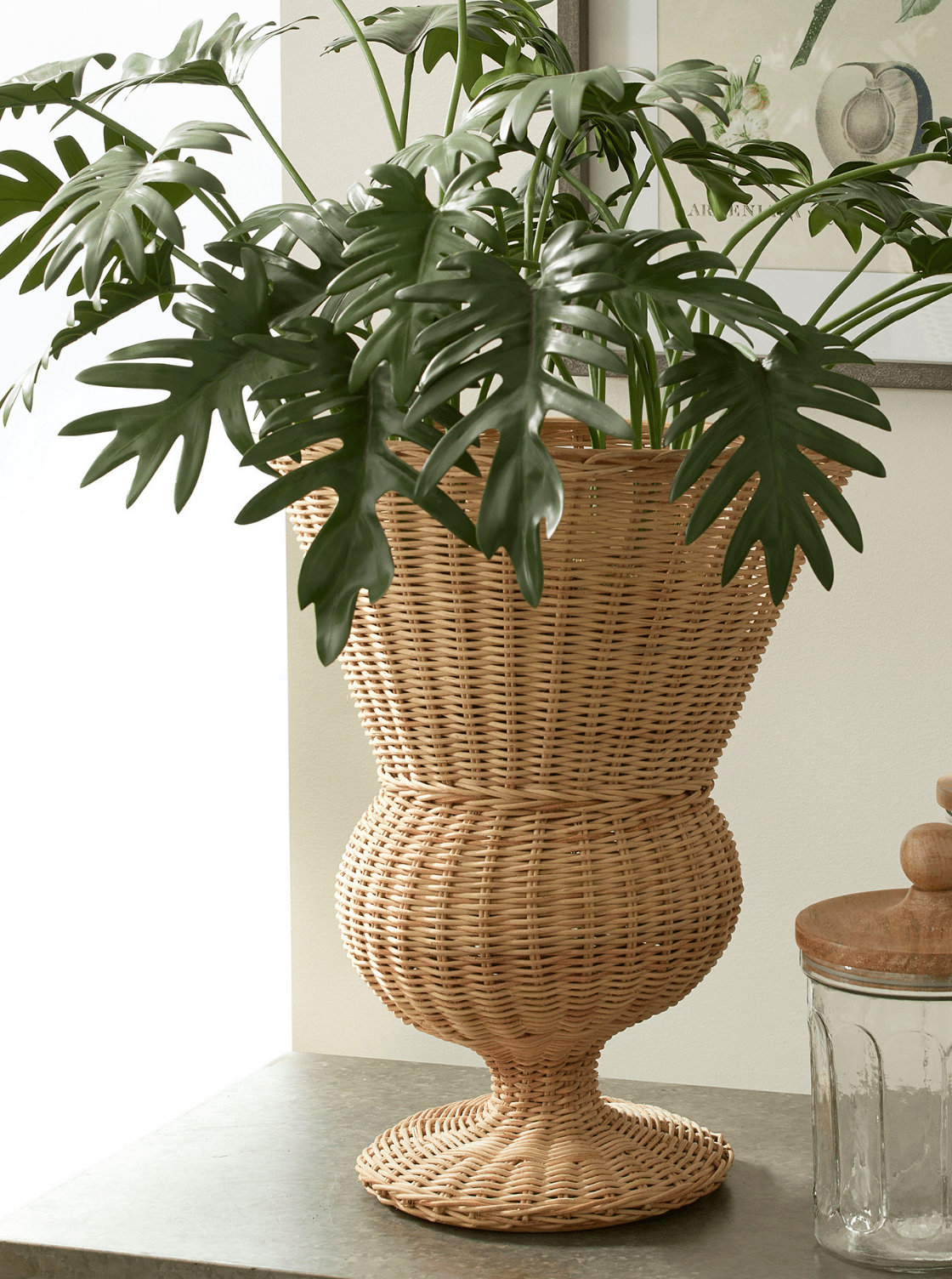 Urne sur pied en rotin