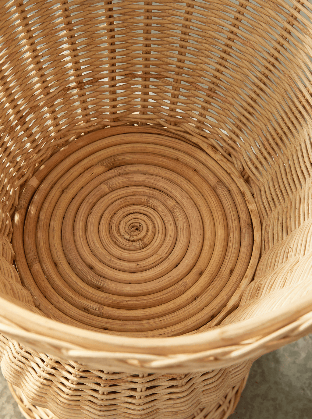 Urne sur pied en rotin