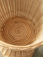 Urne sur pied en rotin