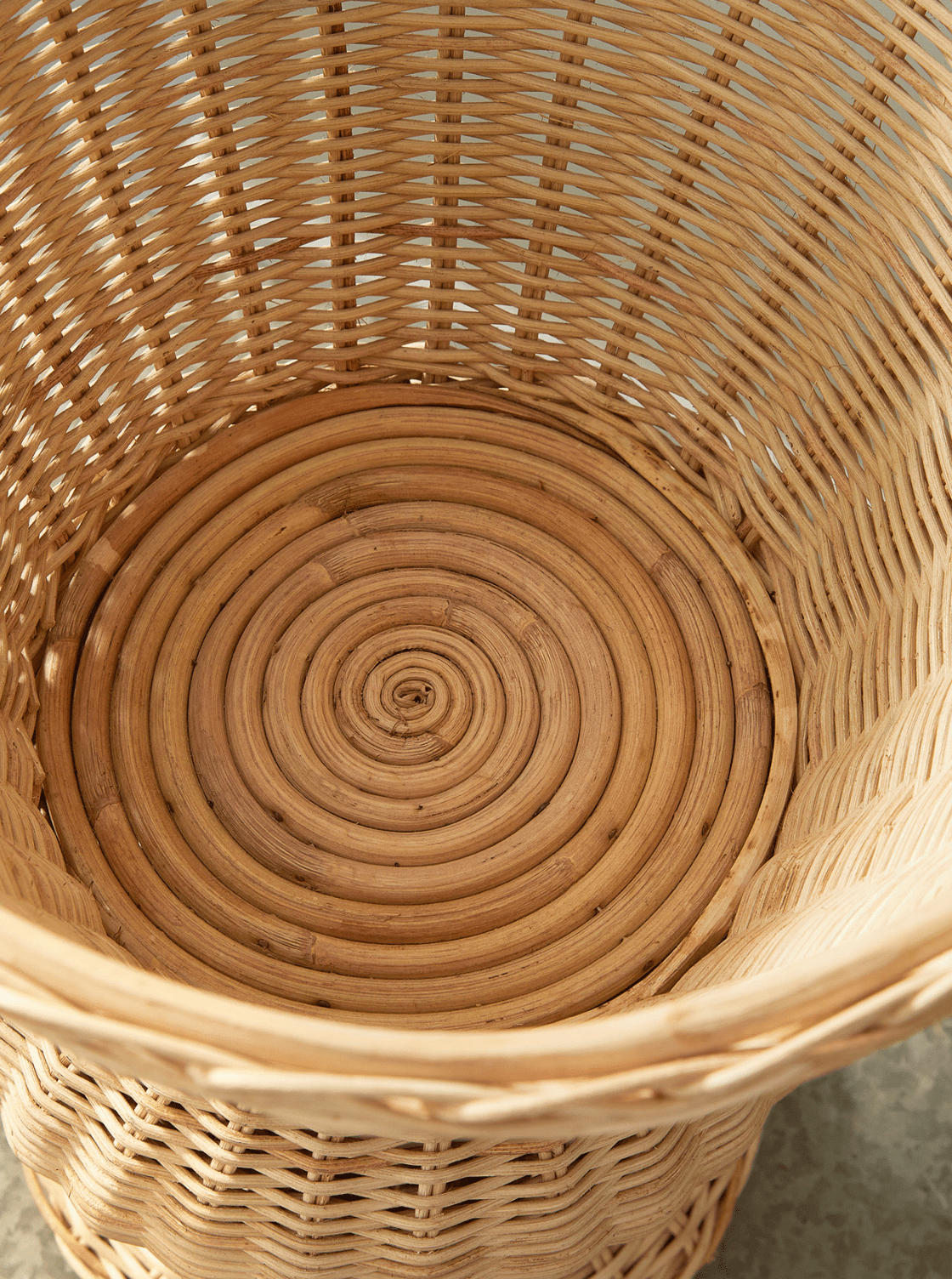 Urne sur pied en rotin