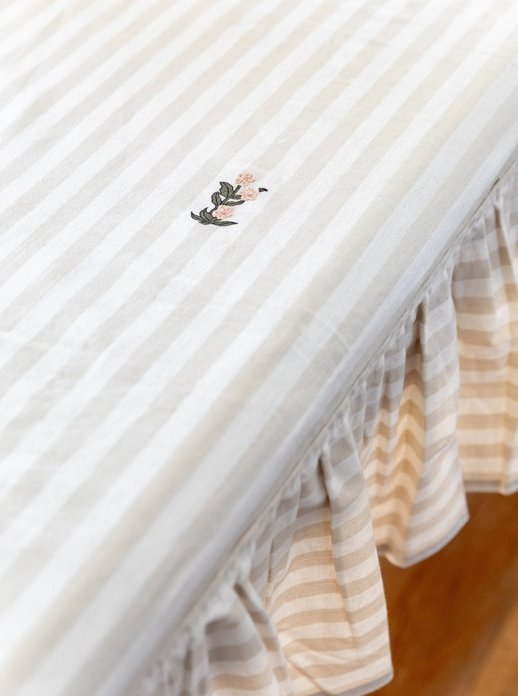 Nappe à rayures volantées