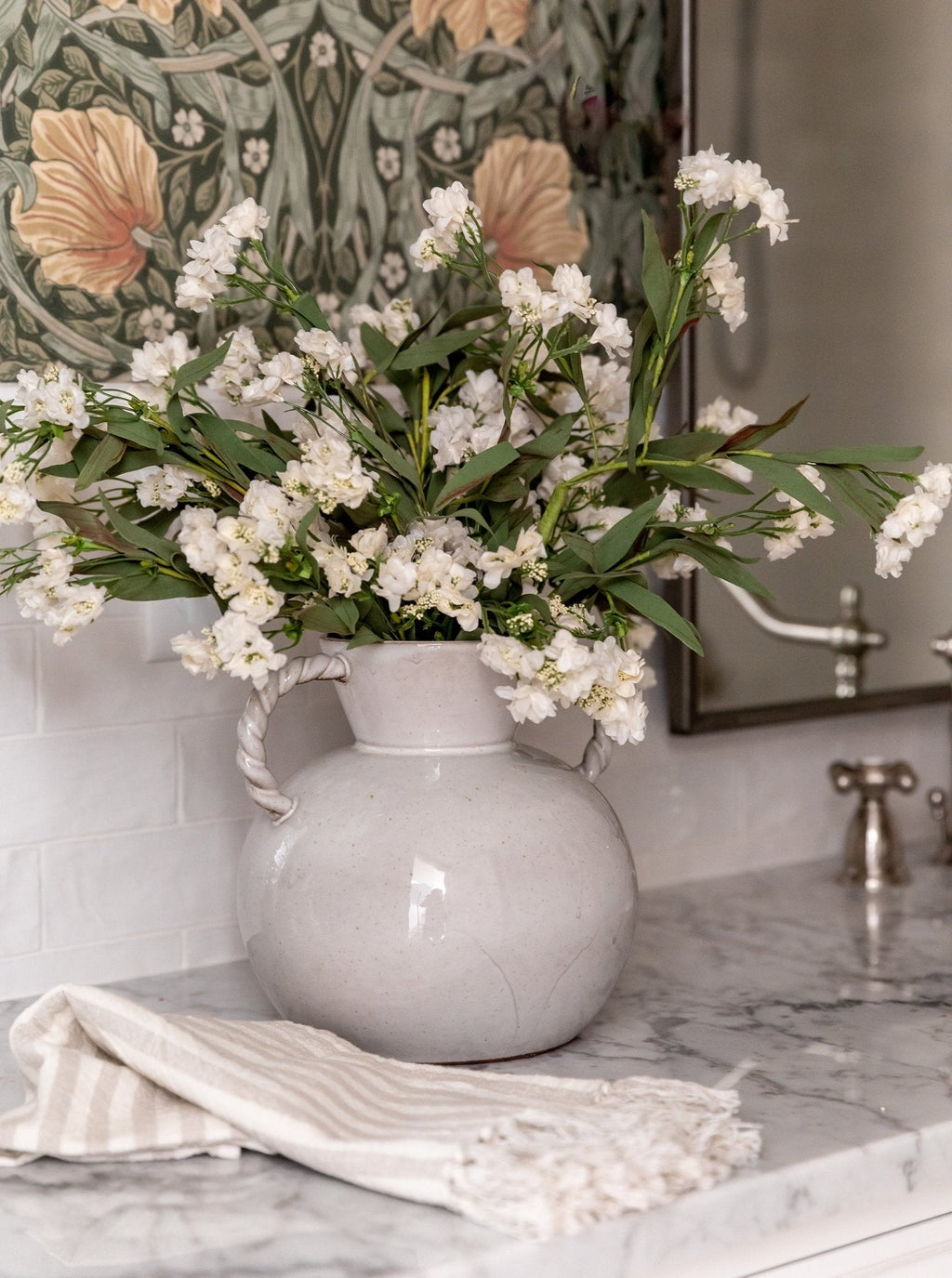 Vase à anse torsadée