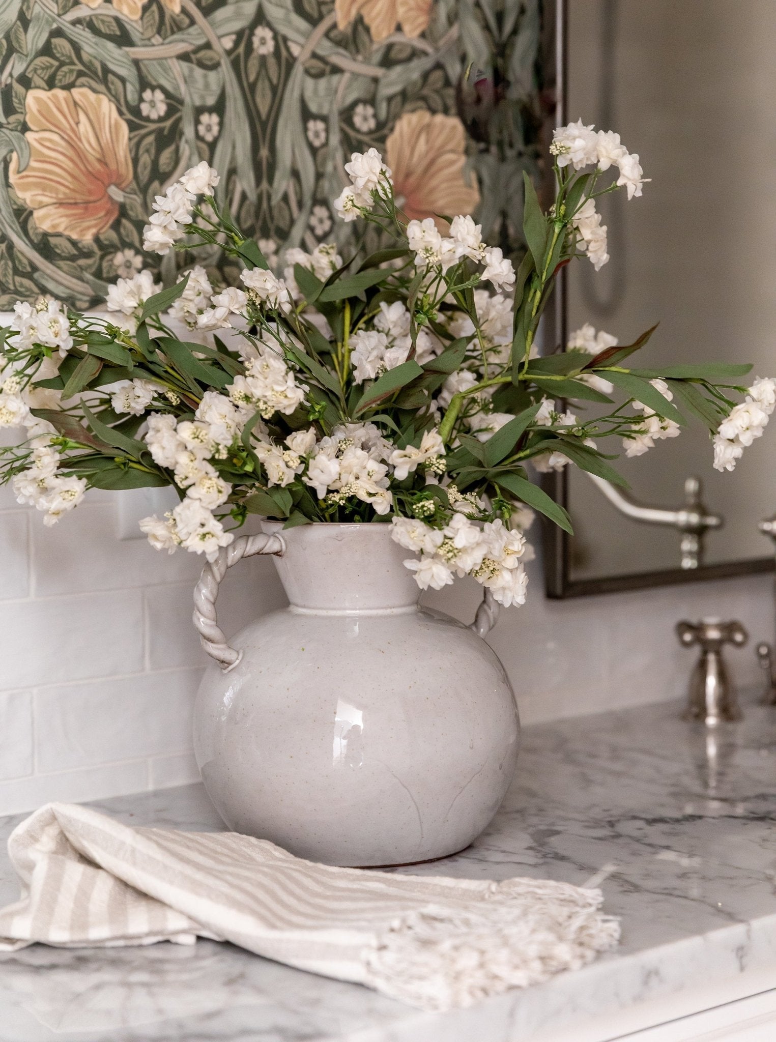 Vase à anse torsadée