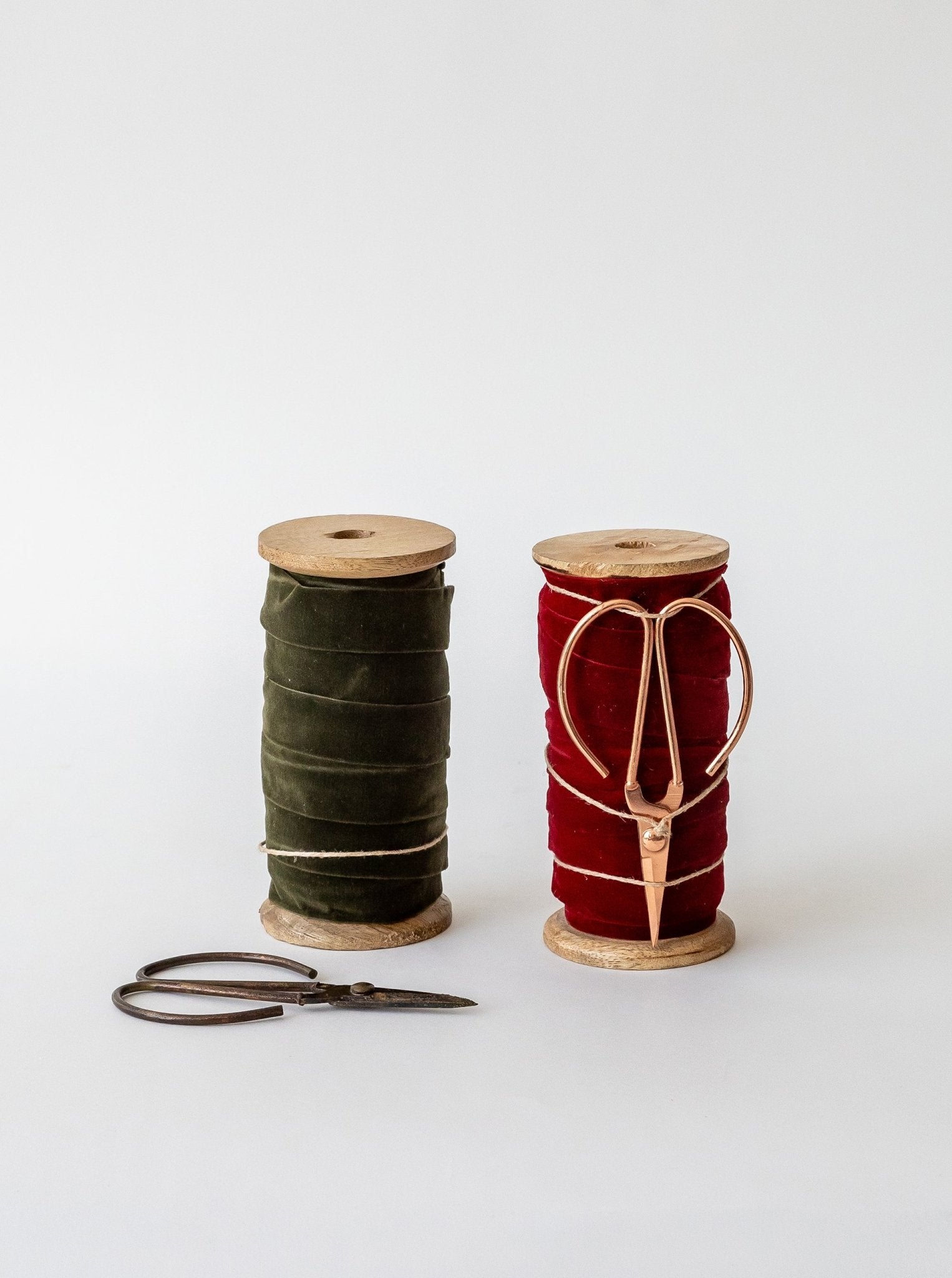 Ruban de velours et ciseaux