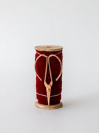 Ruban de velours et ciseaux